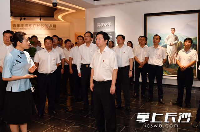 今日，省委常委、市委书记胡衡华在新开馆的毛泽东青年艺术雕像展馆参观。