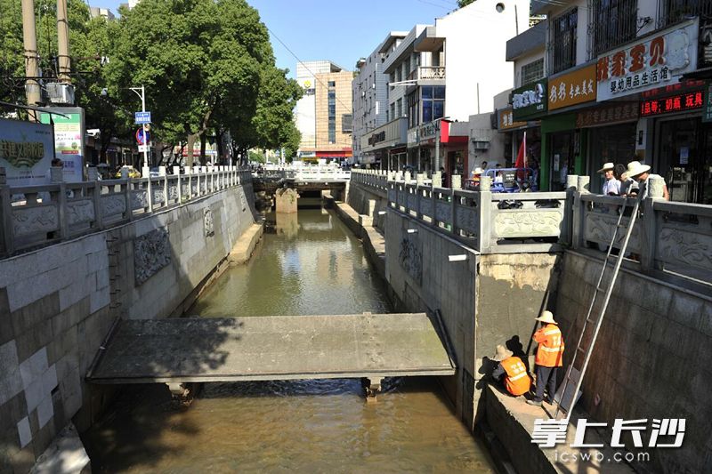 沩水河支流朝阳溪，市政工人在紧张施工。