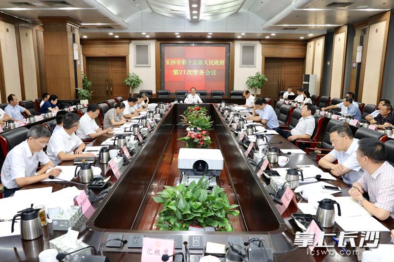 今日上午，胡忠雄主持召开市人民政府第21次常务会议。图片均由 刘书勤 摄