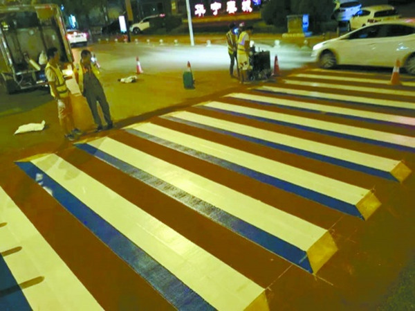 8月26日晚，郴州市青年大道华宁春城路段，3D斑马线格外醒目。 通讯员 摄
