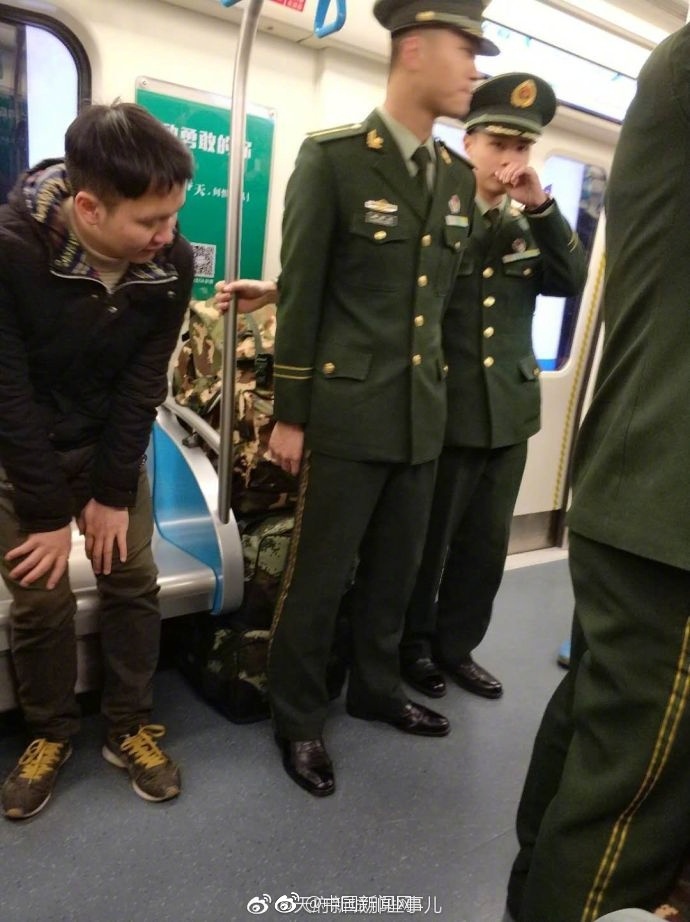 28日中午，成都地铁一号线上，虽然车厢里还有许多空座，但一帮军人为了老百姓能有座位，主动选择站立乘车。这就是中国军人！ 来源：@中国新闻网