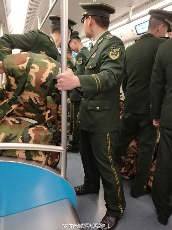28日中午，成都地铁一号线上，虽然车厢里还有许多空座，但一帮军人为了老百姓能有座位，主动选择站立乘车。这就是中国军人！
