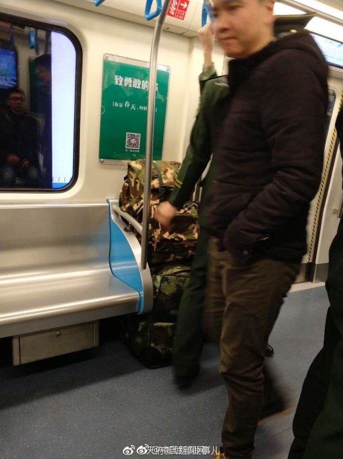 28日中午，成都地铁一号线上，虽然车厢里还有许多空座，但一帮军人为了老百姓能有座位，主动选择站立乘车。这就是中国军人！