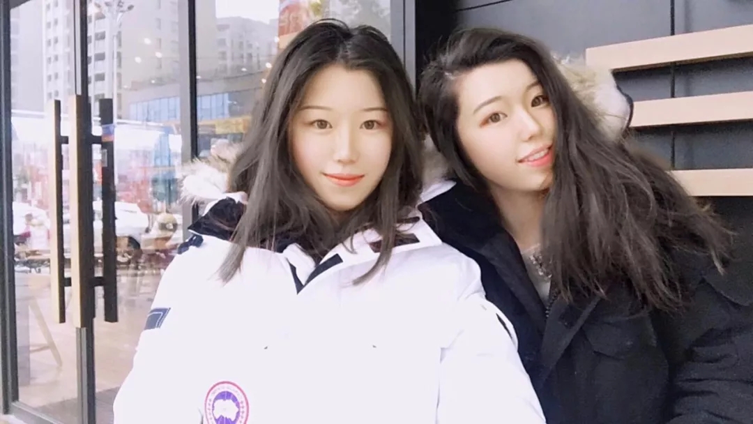 姐姐冯亚晞（右）和妹妹冯亚晗（左）