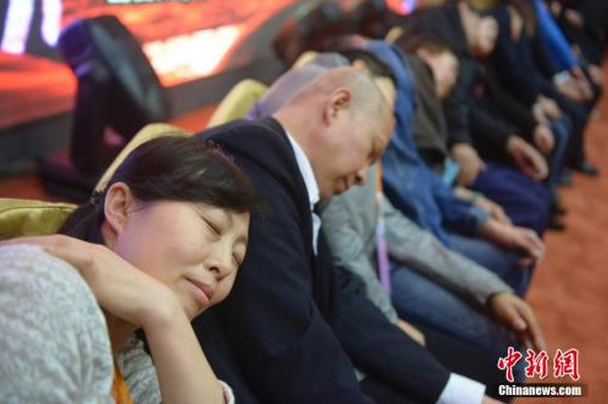 资料图：2014年3月21日，山西太原，民众在专业催眠师的引导下睡觉，释放压力。 中新社发 韦亮 摄