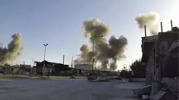 4月7日，叙利亚东古塔地区杜马冒出滚滚浓烟。新华社/法新