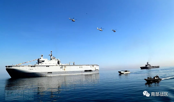 中国海军长沙舰舰载直升机（中间架次）飞过编队上空，接受检阅。 本文图均为 南部战区微信公众号 图