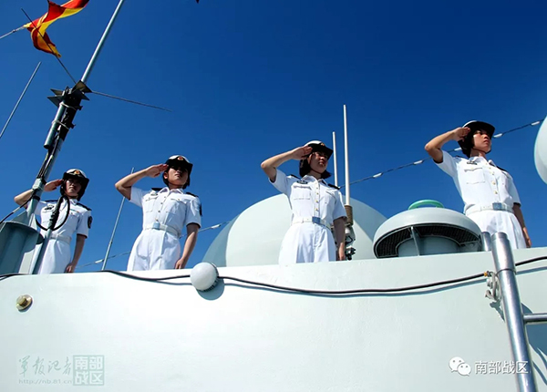 中国海军参演官兵向检阅舰敬礼