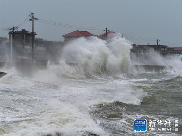 在福建莆田石城码头，记者看到，台风登陆时带来的海浪不断拍打着岸边，激起的巨浪有三层楼高，莆田市也下起大雨。