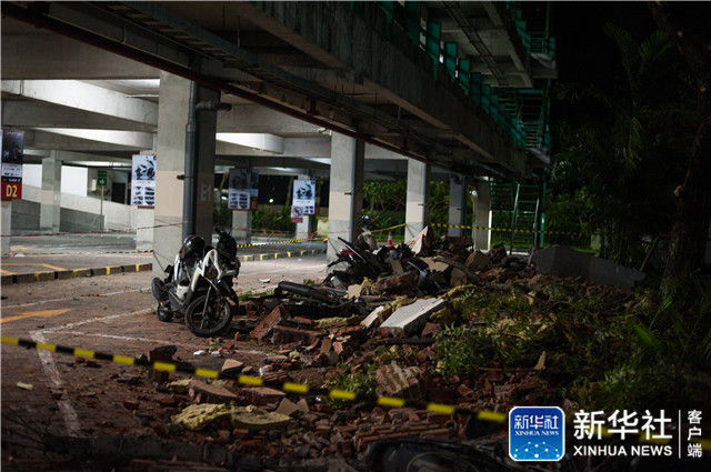 ↑8月5日，在印度尼西亚西努沙登加拉省龙目岛以西的巴厘岛，一处停车场被落石覆盖。新华社发（穆罕默德·福齐·哈尼亚戈摄）