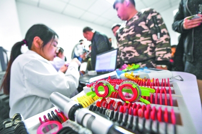 山西太原，中小学生在山西省眼科医院排队检查视力。