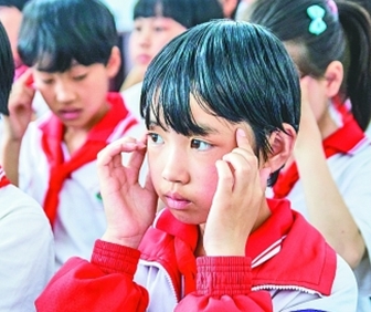 河北邢台，小学生在做眼保健操。
