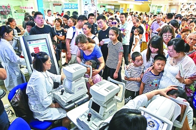 浙江杭州，暑假期间浙医二院眼科中心人山人海，不少家长带着孩子来做视力检查。