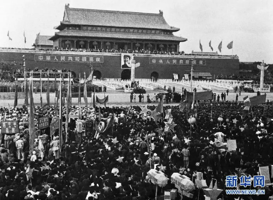 首都群众在天安门广场庆祝中华人民共和国成立（1949年10月1日摄）。