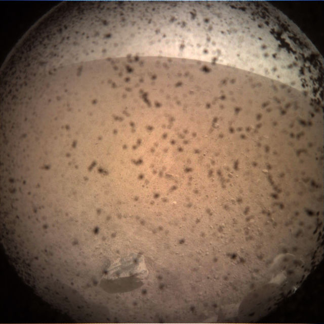 ↑这张美国航天局11月26日提供的画面显示“洞察”号无人探测器传回的火星首张照片。新华社发（美国航天局供图）