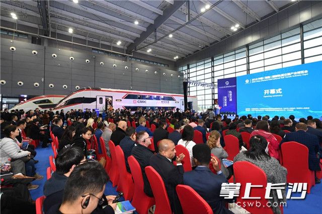 今日上午，2018中国（湖南）国际轨道交通产业博览会在长沙国际会展中心开幕。 长沙晚报记者 王志伟 摄