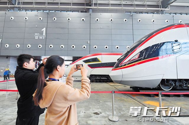 亮相轨博会的中国中车两列新型双层动车组列车。长沙晚报记者 王志伟 摄