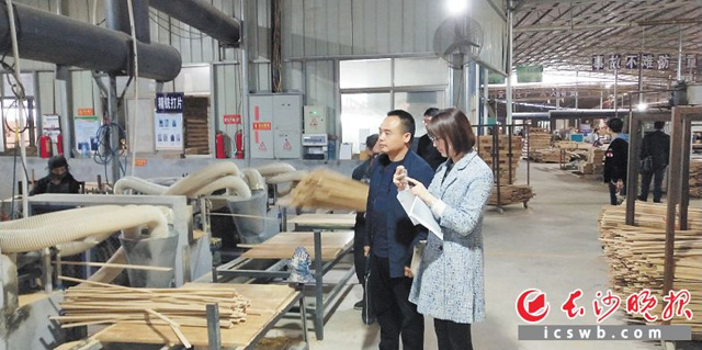 长沙市第180帮扶小分队在浏阳市华湘竹木制品厂了解企业生产情况。  长沙晚报记者 周小华 摄