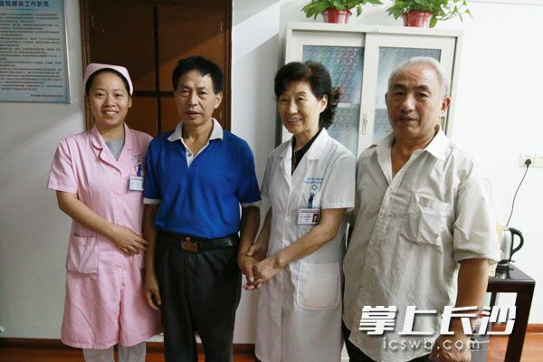 今日一早，田师傅（左二）特意来到中信湘雅医务部办公室，感谢王宇护士（左一）和涂丽娟副主任（右二）的施救。 通讯员 洪雷 摄