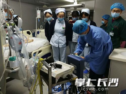 ECMO团队在怀化市第一人民医院成功为患者安装好ECMO人工心肺仪
