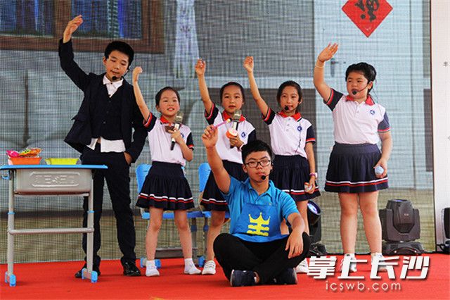 开福区金霞小学带来好家风节目《借爸爸》。