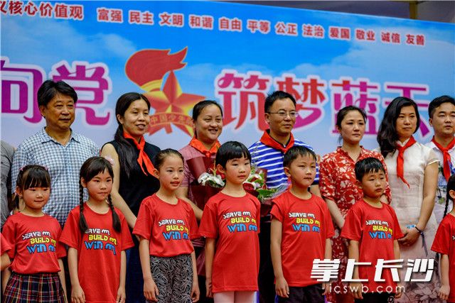 活动现场，奥运冠军龚智超做客城市少年宫，与小萌娃面对面传授当冠军的“秘诀”。