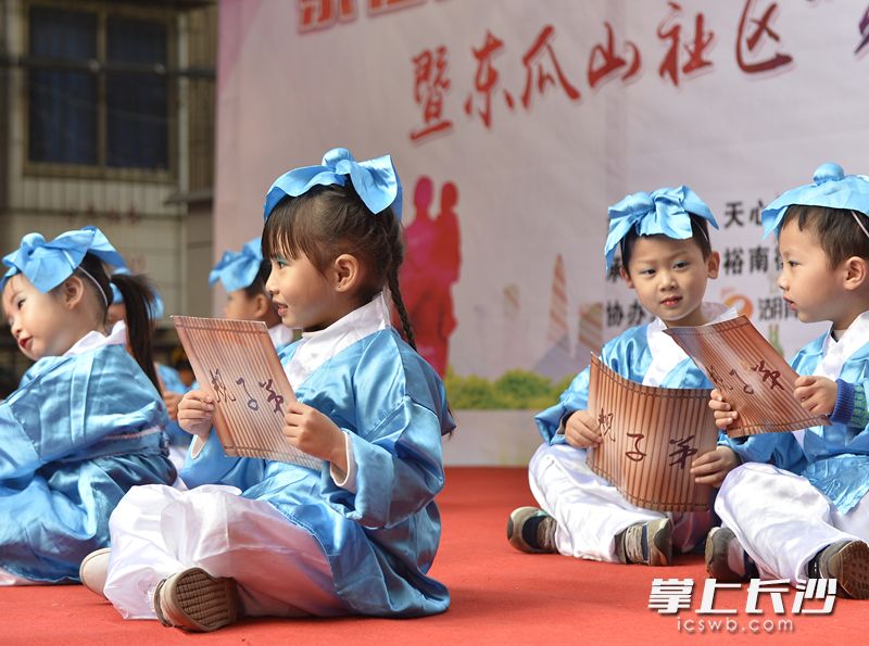 萌娃们穿上盛装，为爷爷奶奶叔叔阿姨表演。均为长沙晚报记者 邹麟 摄