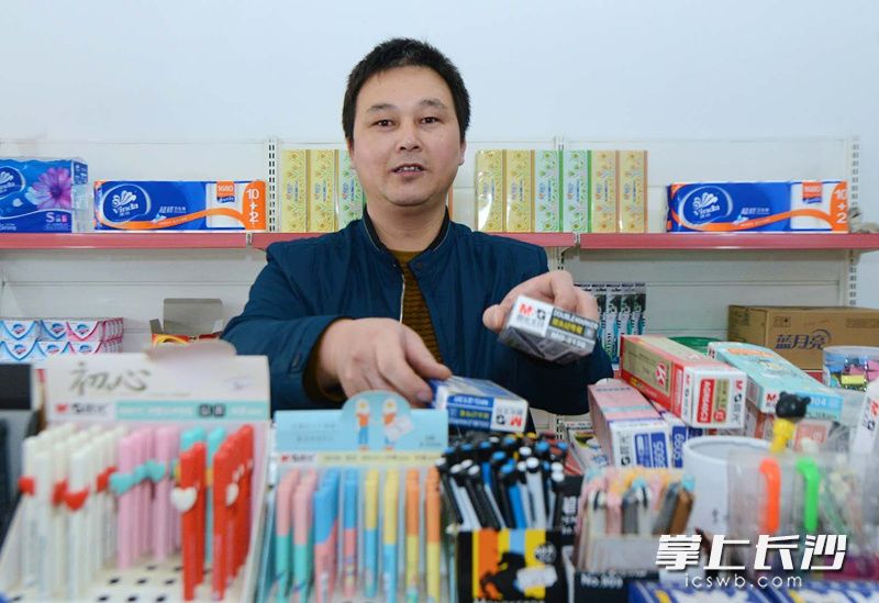 中国好人郭德高在当地政府支持下，开起了文具店。