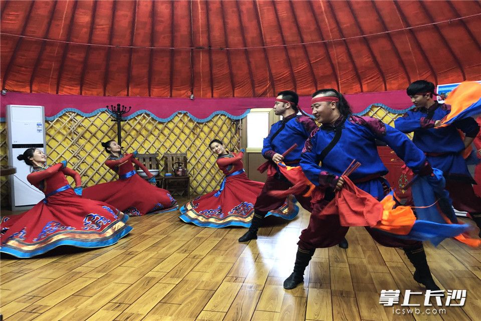 乌兰牧骑的蒙古歌舞表演。