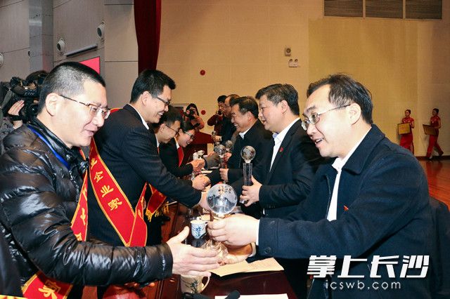 宁乡经开区党工委书记、市委书记周辉（右）为企业家颁奖。