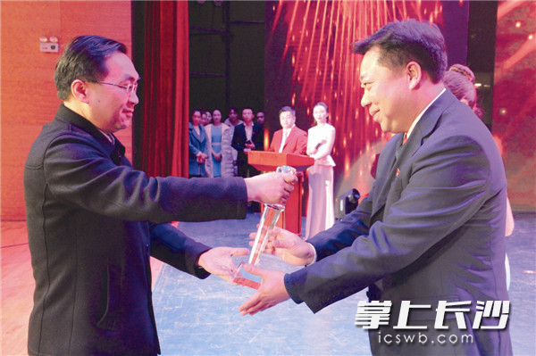 宁乡经开区党工委书记、市委书记周辉为获奖单位颁奖。