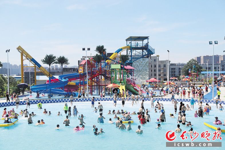 市民在位于长沙高新区的水上乐园游玩。长沙晚报通讯员 石峰铭 摄