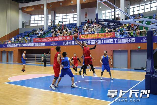 8月15日，长沙高新区第八届职工篮球联赛迎来了甲乙各级比赛决赛。陈丹妮 摄