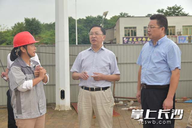 8月15日，高新区管委会主任谭勇（中）督查水质状况及水质一体化项目建设进程。段欣妤 摄