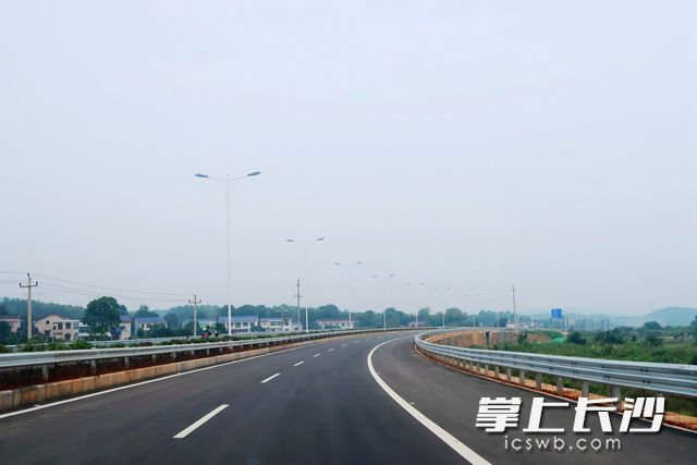该道路全长约32.6公里，双向6车道，设计时速80公里。刘攀 摄