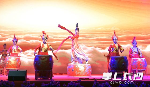 10月12日，东方红街道举行“唱响东方红·共筑中国梦”文艺汇演。袁路华 摄