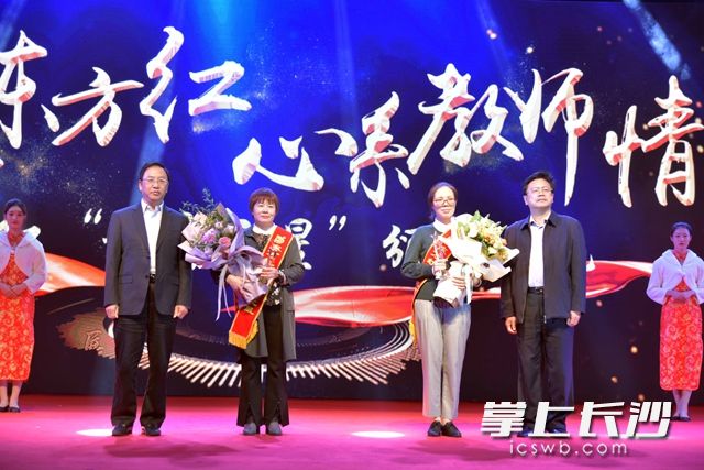 省文明办副主任熊科文（右一）、管委会主任谭勇（左一）为获奖者颁奖。袁路华 摄