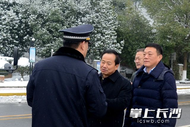 高新区管委会副主任陈大庆（右一）参加慰问。周秋燕 摄
