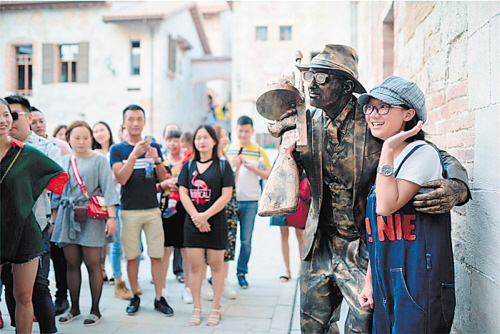 　国庆期间，游客纷纷来到华谊兄弟（长沙）电影小镇感受意大利风情。