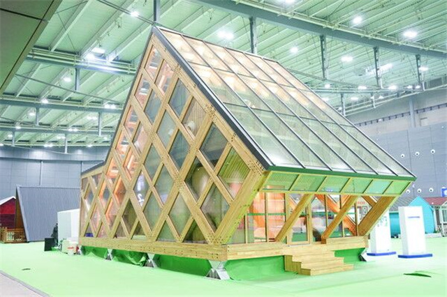 在前不久举办的湖南长沙住宅产业化博览会上，张楠团队研发的木屋产品亮相，只花费了12小时装配完成。