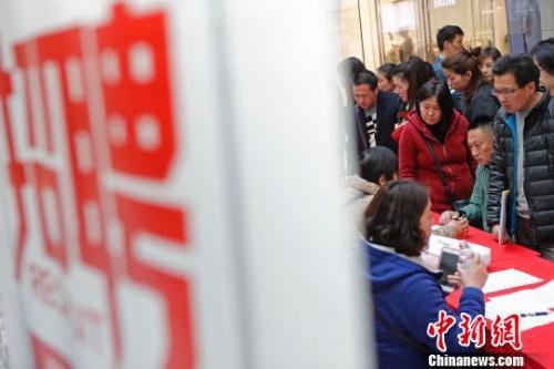 　　“春风行动”招聘会近期在上海举行，图为招聘会现场。