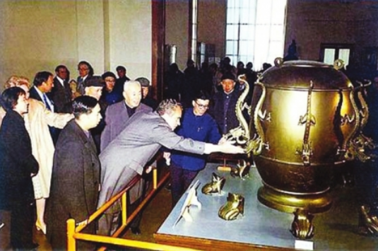 1972年美国总统尼克松参观中国历史博物馆，专门参观张衡地动仪。