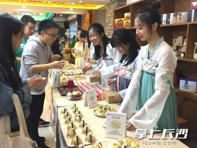 今日上午，湖南中医药大学举行了第二届药食同源功能性食品暨药膳食疗成果展，吸引了不少学生前来试吃。