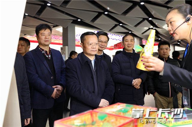 胡忠雄在浏阳市庆泰博物馆了解产业链建设、安全生产等工作情况。均为刘书勤摄