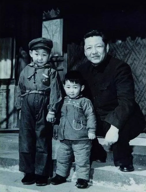 1958年，习仲勋与儿子近平、远平在一起。来源：《习仲勋画传》