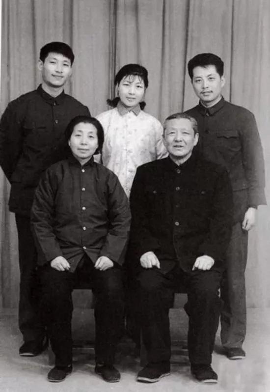 1975年，习仲勋和齐心与儿女在洛阳红旗照相馆合影。后排左起：儿子习近平、女儿习安安、女婿吴龙。来源：《习仲勋画传》