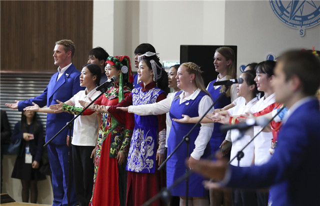 9月12日，曾经在“海洋”全俄儿童中心疗养的四川地震灾区学生代表和中心教职工合唱《感恩的心》。新华社记者 谢环驰 摄