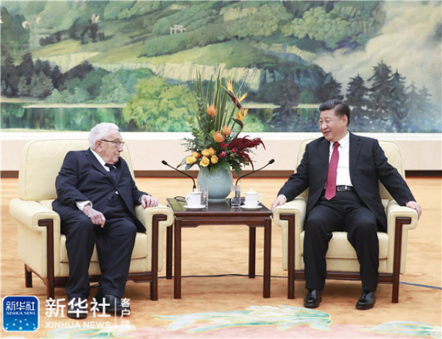 ↑11月8日，国家主席习近平在北京人民大会堂会见美国前国务卿基辛格。 新华社记者 庞兴雷 摄