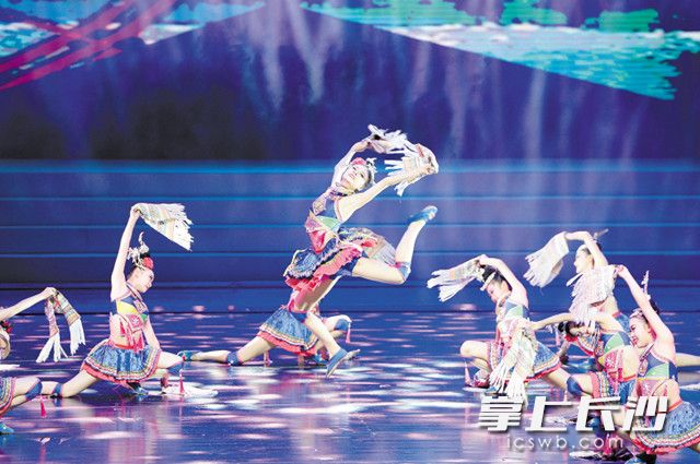 10月29日晚，第六届湖南艺术节闭幕式颁奖晚会在株洲举行，图为颁奖晚会现场。长沙晚报记者 余劭劼 摄