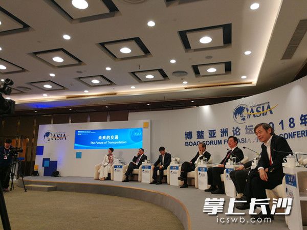 在博鳌亚洲论坛2018年年会“未来的交通”论坛上，张跃（右）与嘉宾们现场交流。